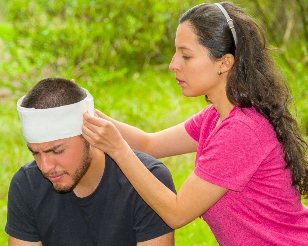 Motorcyclist experiencing dizziness and headache after a road accident, highlighting the importance of immediate neurological evaluation during the Golden Hour.